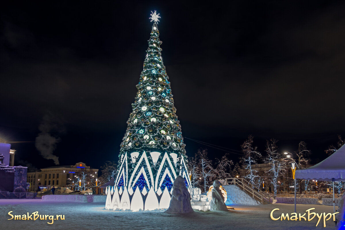 20-метровая елочка-красавица на площади Дзержинского