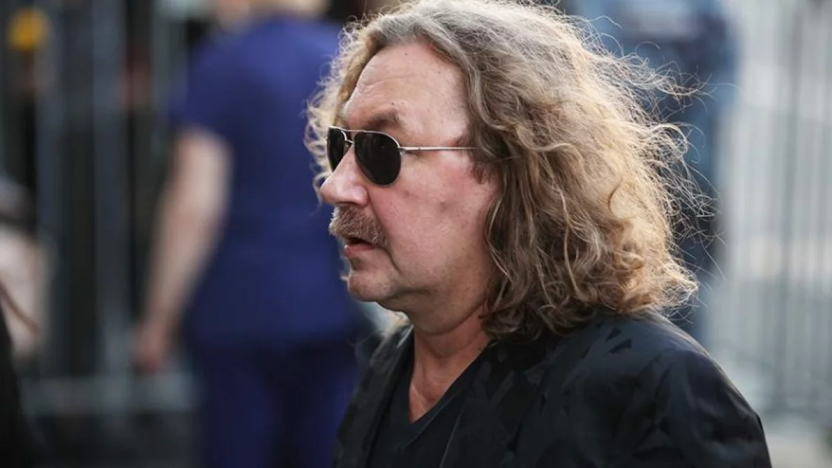 Мальчик работает в карьере. Едет не скоро но споро. Мальчики работают в мастерской. Мальчик работает. Работать мальчишка а есть.