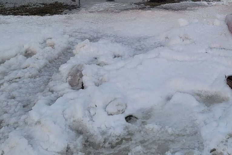    В Сургуте из-за порыва водопровода затопило двор многоквартирного дома