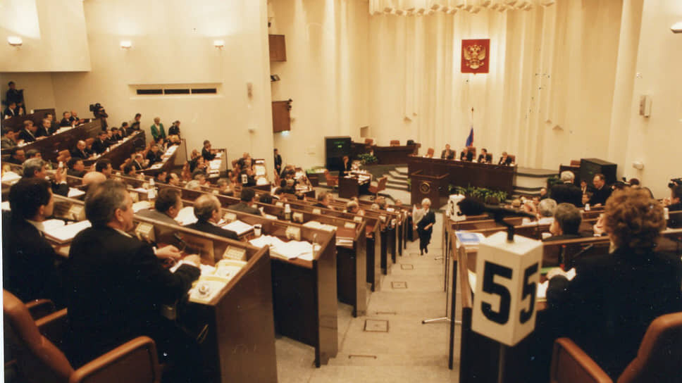 Фото: Феклистов Юрий / Фотоархив журнала «Огонёк» / Коммерсантъ📷Заседание Совета федерации в 1990-х годах