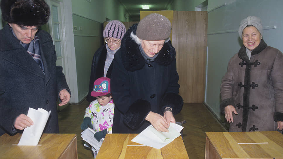 Фото: Владимир Вяткин / РИА НОВОСТИ📷12 декабря 1993 года состоялись выборы в первую Государственную думу Российской Федерации, вместе с выборами в Совет Федерации и принятием проекта новой Конституции России, по которой и учреждалась Госдума