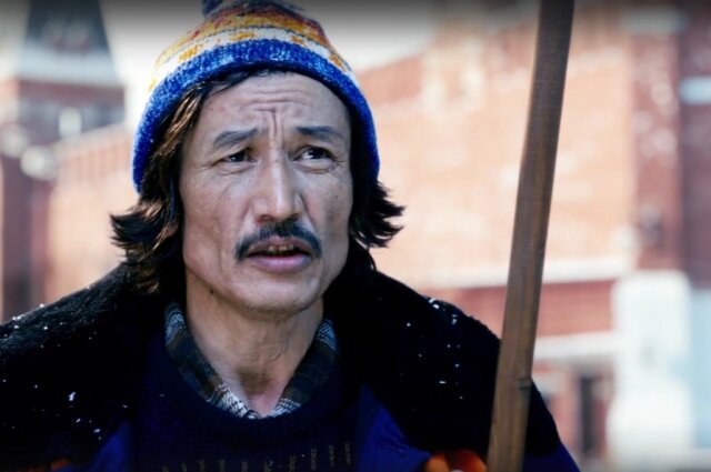    Адылбек Атыхаев. Фото: Кадр из фильма «Ёлки-2 (киноальманах)» (2011)