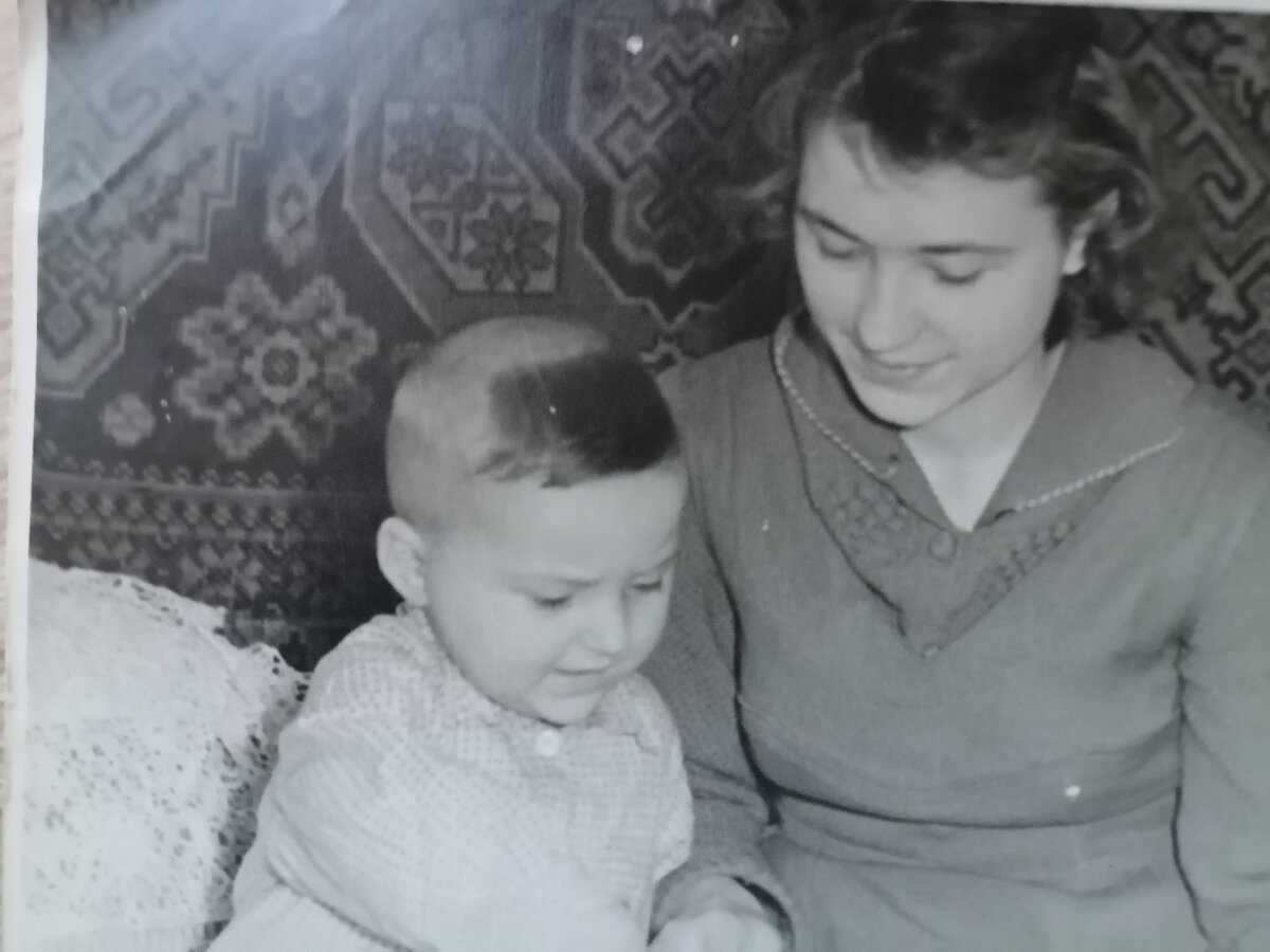 Мама учит автора читать. Сумы,1962-й год.