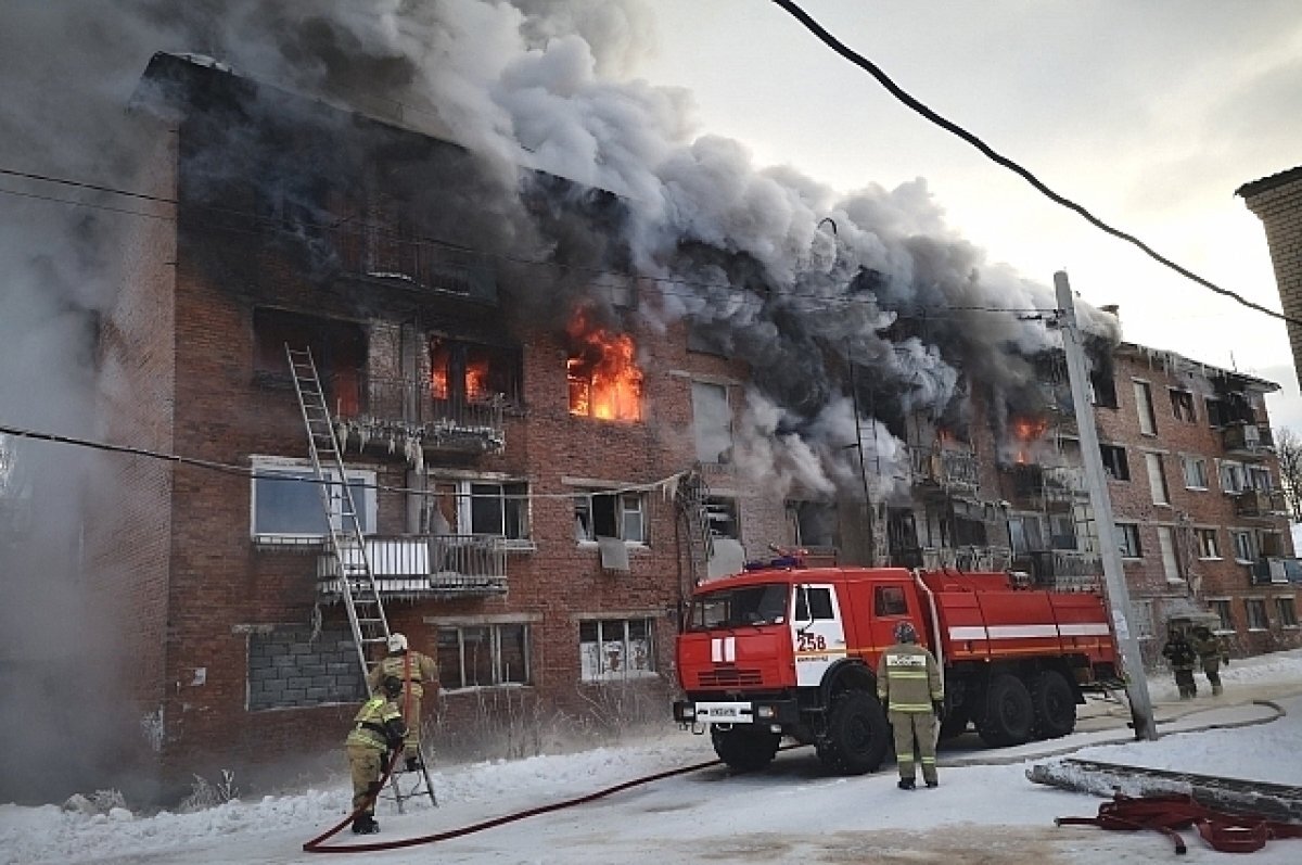    Крупный пожар почти уничтожил многоэтажку в Верхнем Тагиле