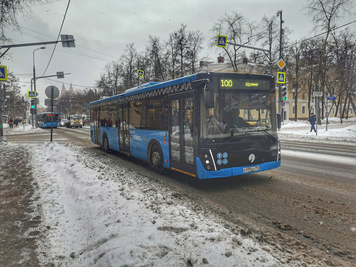 Автобус 1318032 ЛиАЗ-5292 на маршруте № 100. Улица Маршала Бирюзова. Маршрут обслуживает ООО "Трансавтолиз" группы компаний "Автолайн".