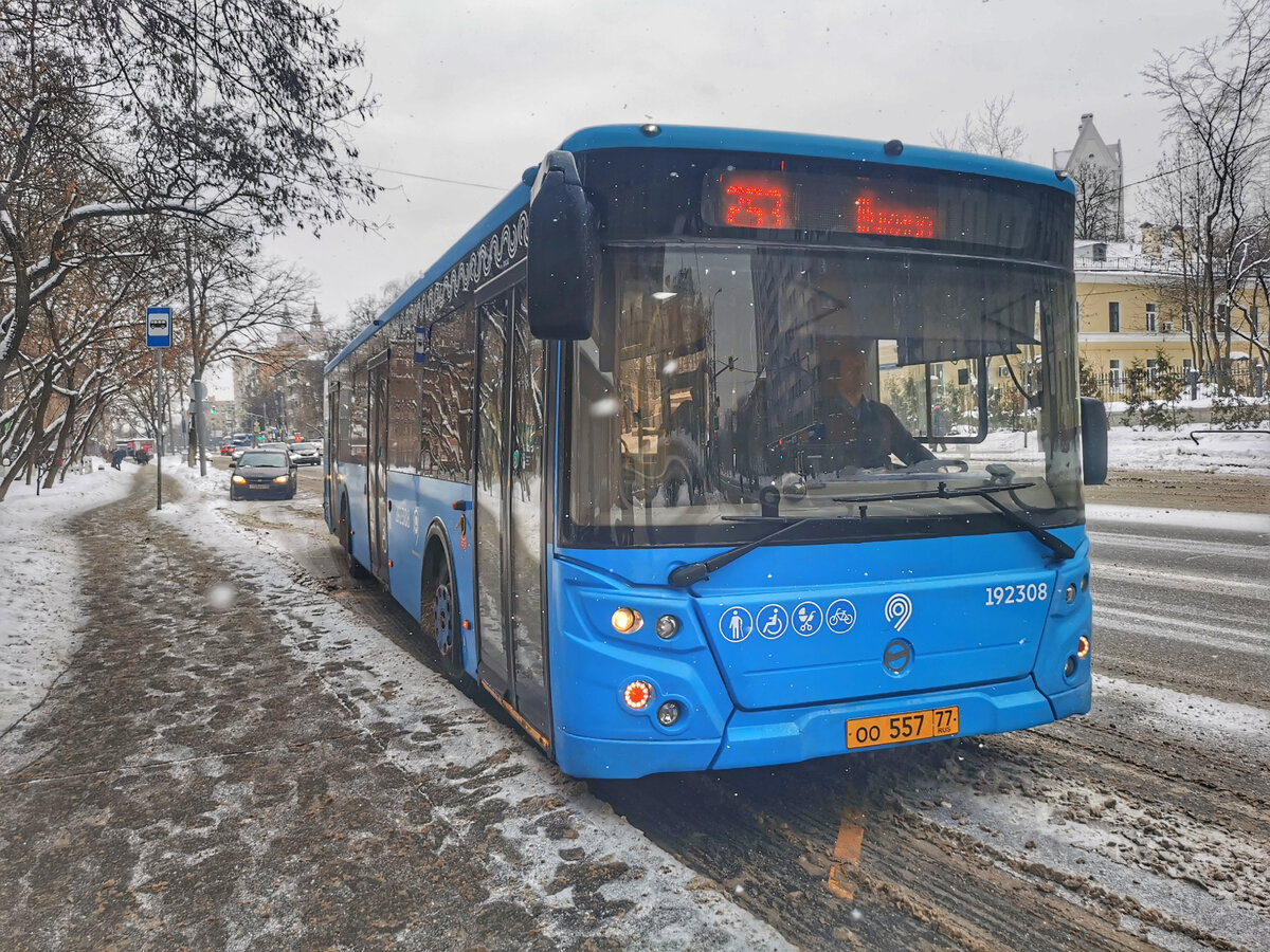 Автобус 192308 ЛиАЗ-5292 на маршруте № 253. После того, как маршрут перешёл из филиала "Центральный" "Мосгортранса" в филиал "Северо-Западный" на маршруте стали появляться в большом количестве короткие автобусы. До этого маршрут был на только на "гармошках", "которые" автобусы попадались крайне редко. А в день съёмок, по моему субъективному мнению, на маршруте вообще были только одни "короткие" автобусы.