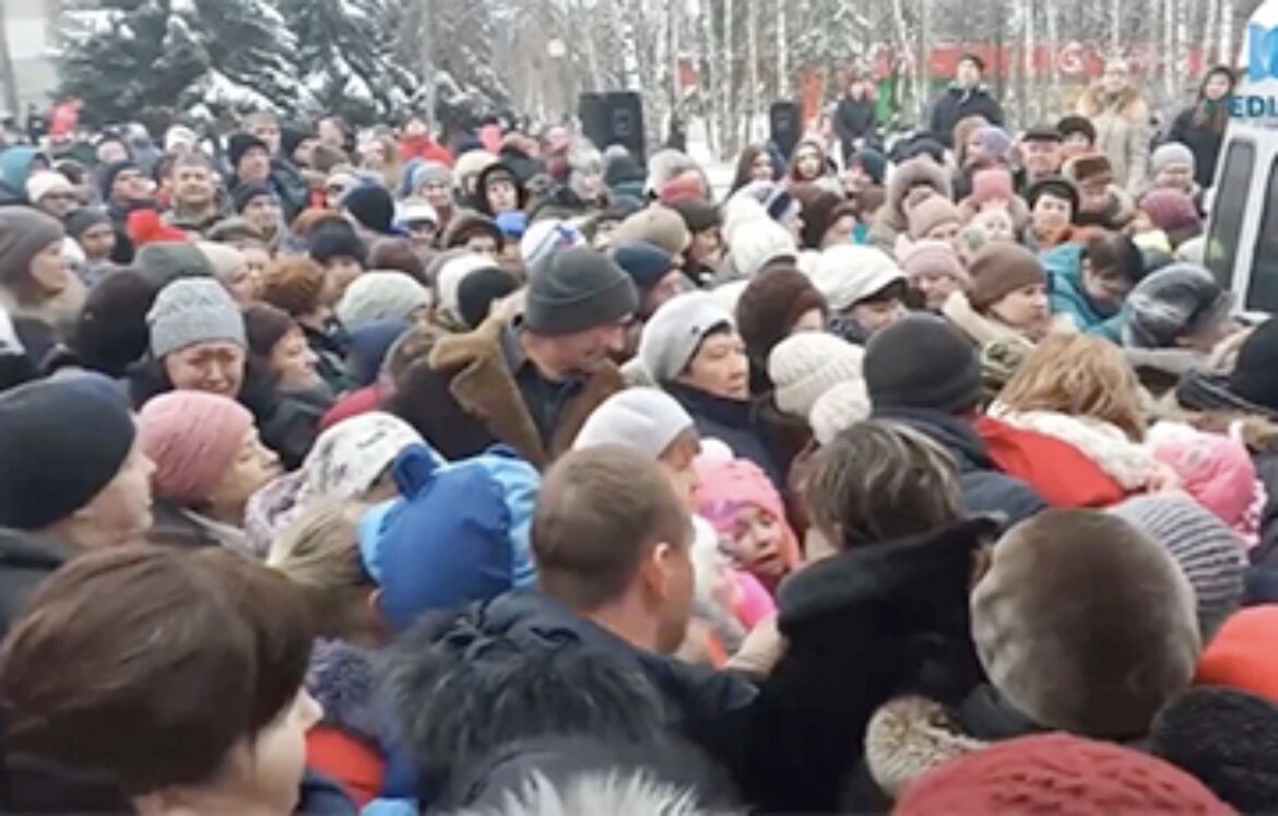 На видео я разглядела людей в шубках 