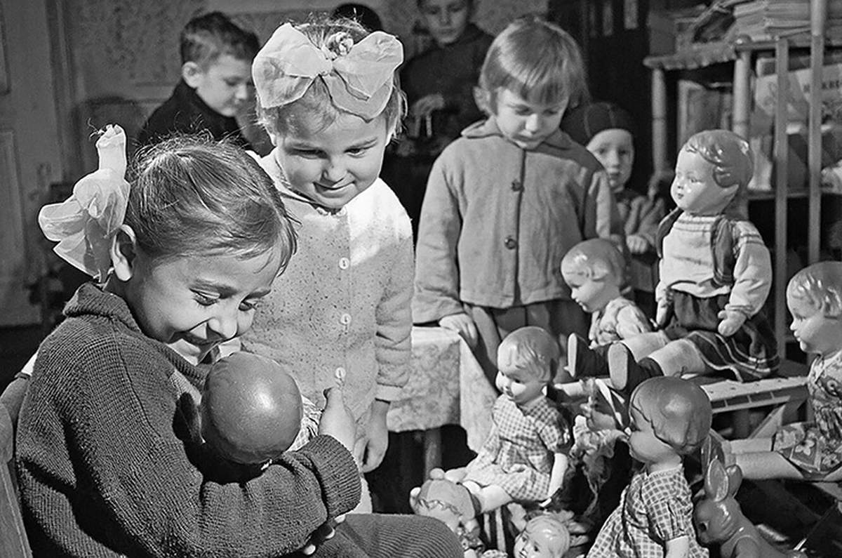 Советские дети в детском саду. Довоенное детство советских детей. Радостные советские дети. Счастливое довоенное детство. Детство советского времени