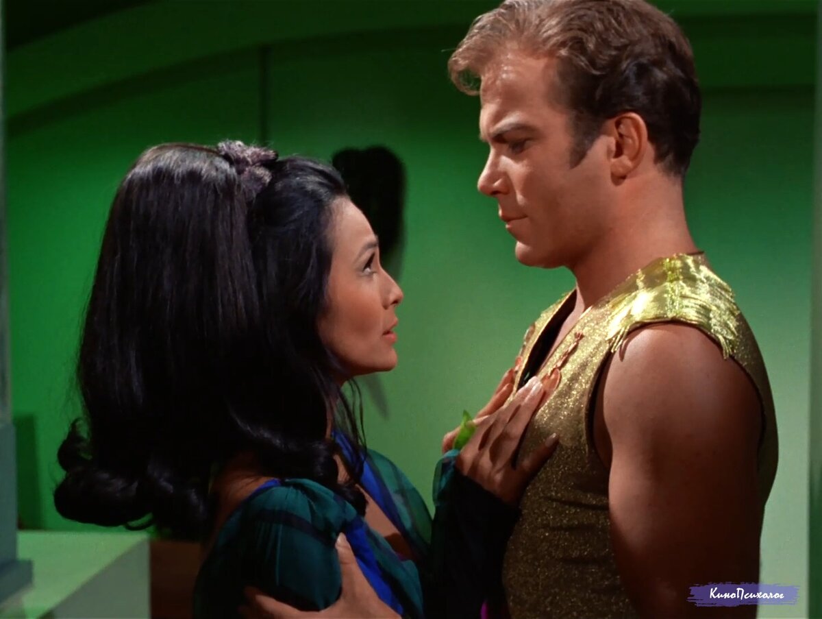 "Star trek", скриншот. Марлина и Кирк.