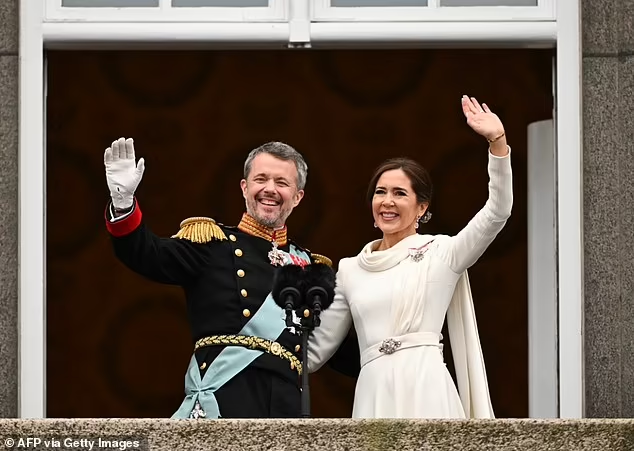 После подписания документов об отречении, премьер-министр Дании, Метте Фредериксен, провозгласила о том, что теперь у датчан новый король - Фредерик Х.-2