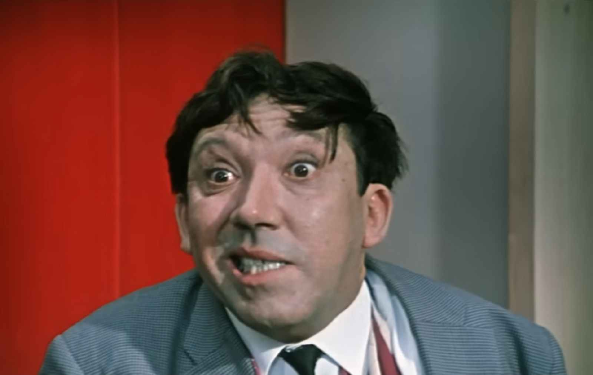 Кадр из фильма "Бриллиантовая рука". Юрий Никулин в роли Семёна Семёныча Горбункова