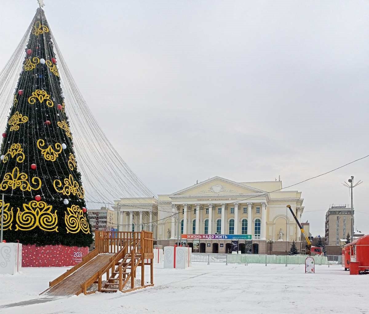 Тюменский драмтеатр. Фото мамы автора.