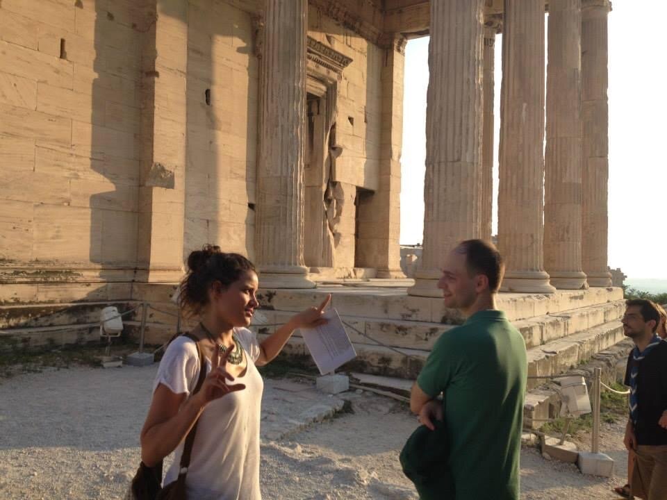 Я беседую с Гречанкой, осматривая Акрополь.