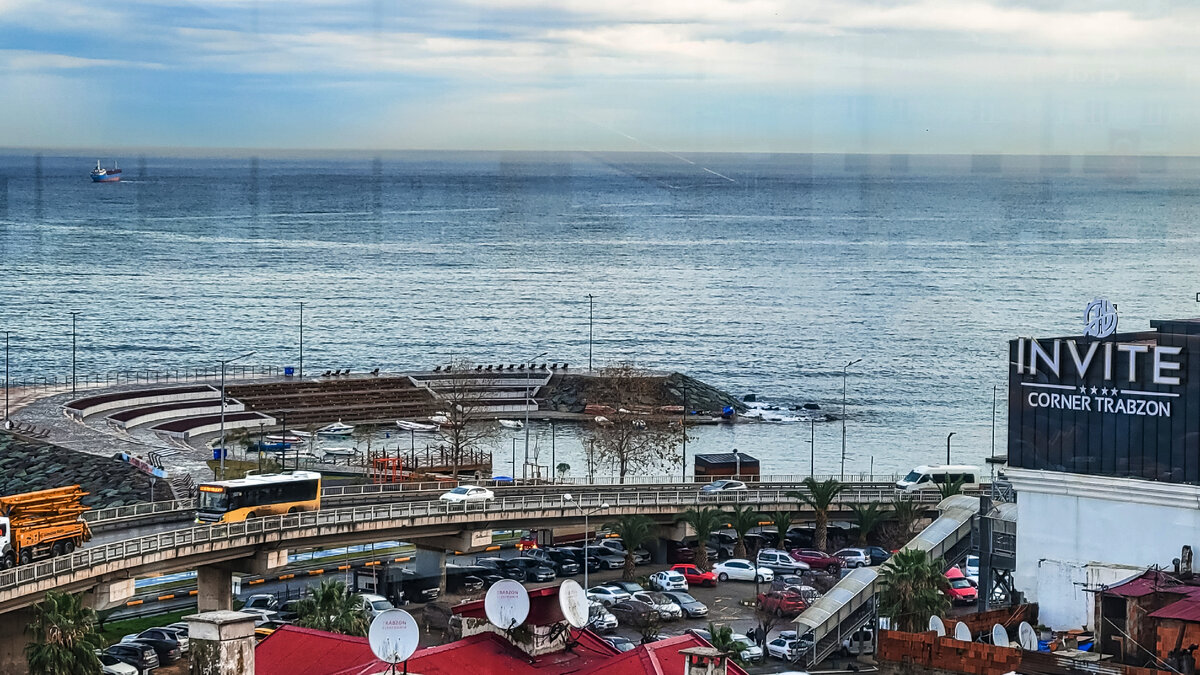 Побережье Черного моря в Трабзоне. Фото моря получилось сделать только из окна ресторана в нашем отеле "Cebeci Grand Hotel"