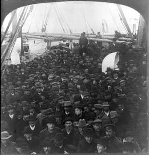 Иммигранты на палубе «Америки», позже переименованной в «Южную Америку», Нью-Йорк, США, примерно 1907 год. Библиотека
Конгресса.