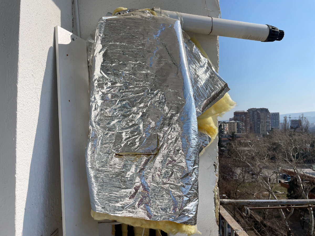 Котлу тепло в такой шубке из стекловаты и фольги. Окошко вырезала я, для доступа к регуляторам, т. к. ставлю отопление на минимум в солнечную погоду или когда надолго ухожу