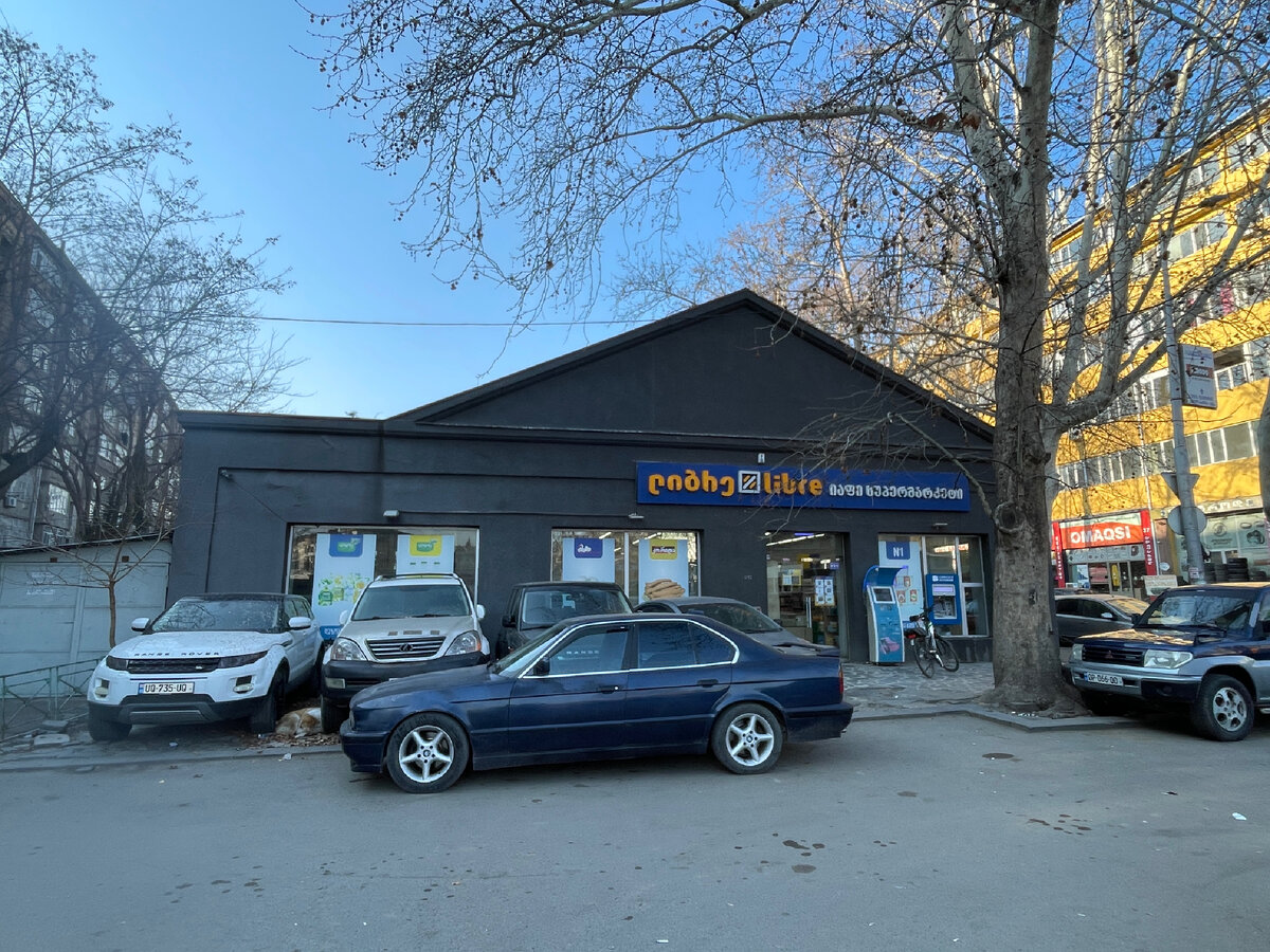 Встречаемся мы с Теоной обычно у этого магазина