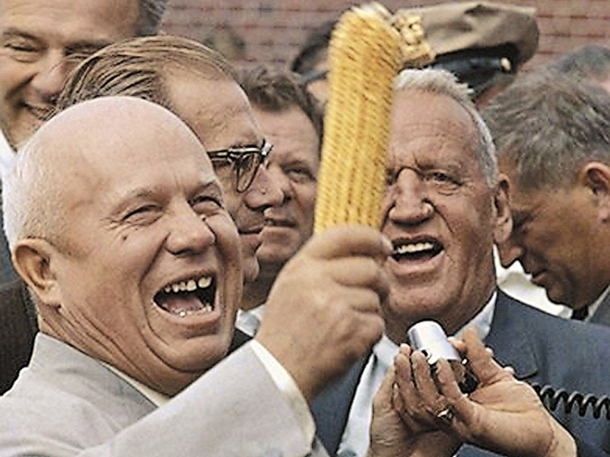 Когда говорят о Никите Хрущёве, то часто вспоминают о его неоднозначных решениях. Например, при нём поля были массово засеяны кукурузой, что очень быстро привело к продовольственному кризису.
