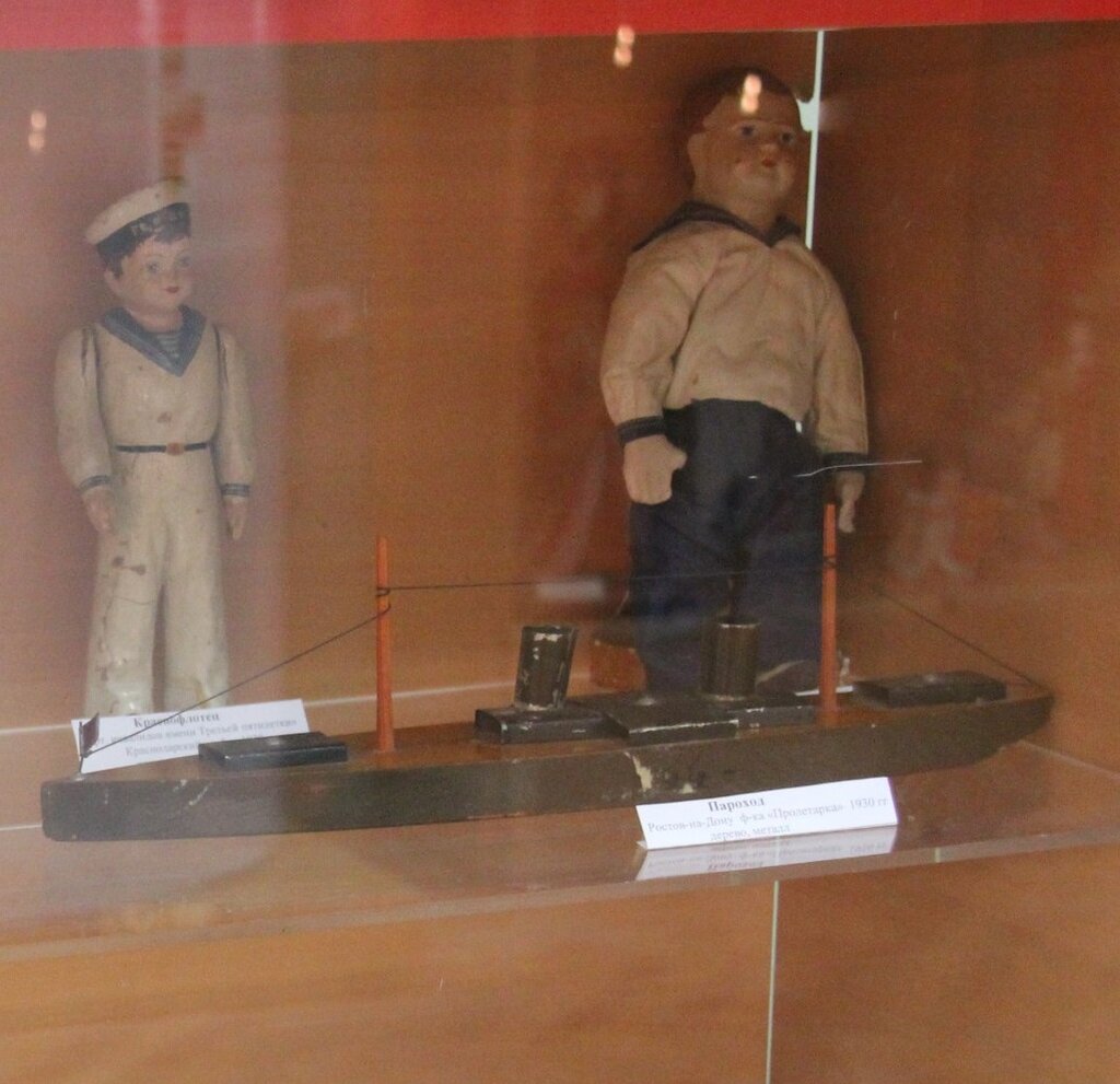 Игрушка "Пароход". Ростов-на-Дону, фабрика "Пролетарка", 1930-й год, дерево, металл. Фото автора.