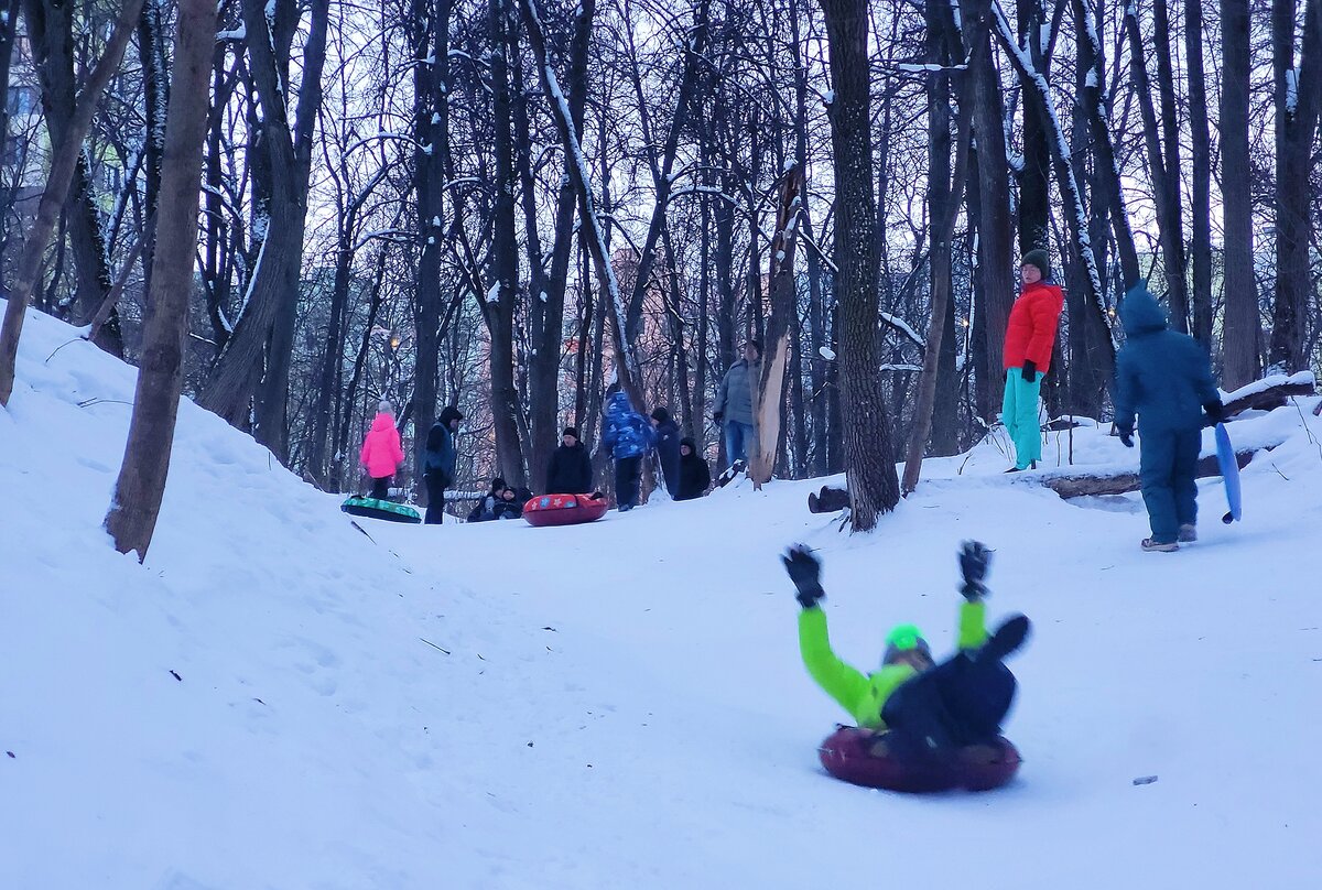Безопаснее всего съезжать сидя, чтобы видеть дорогу. 