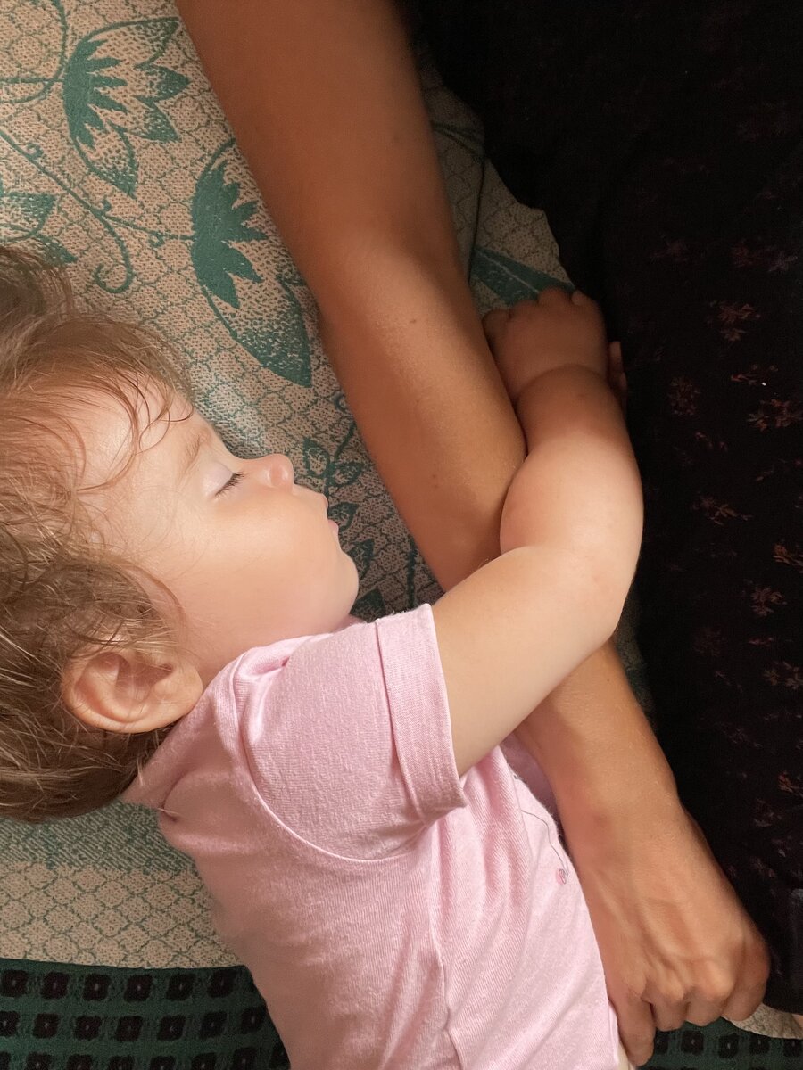 Обнимает меня во сне 🥰