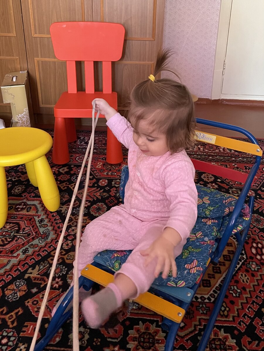 На санках готова кататься даже дома))