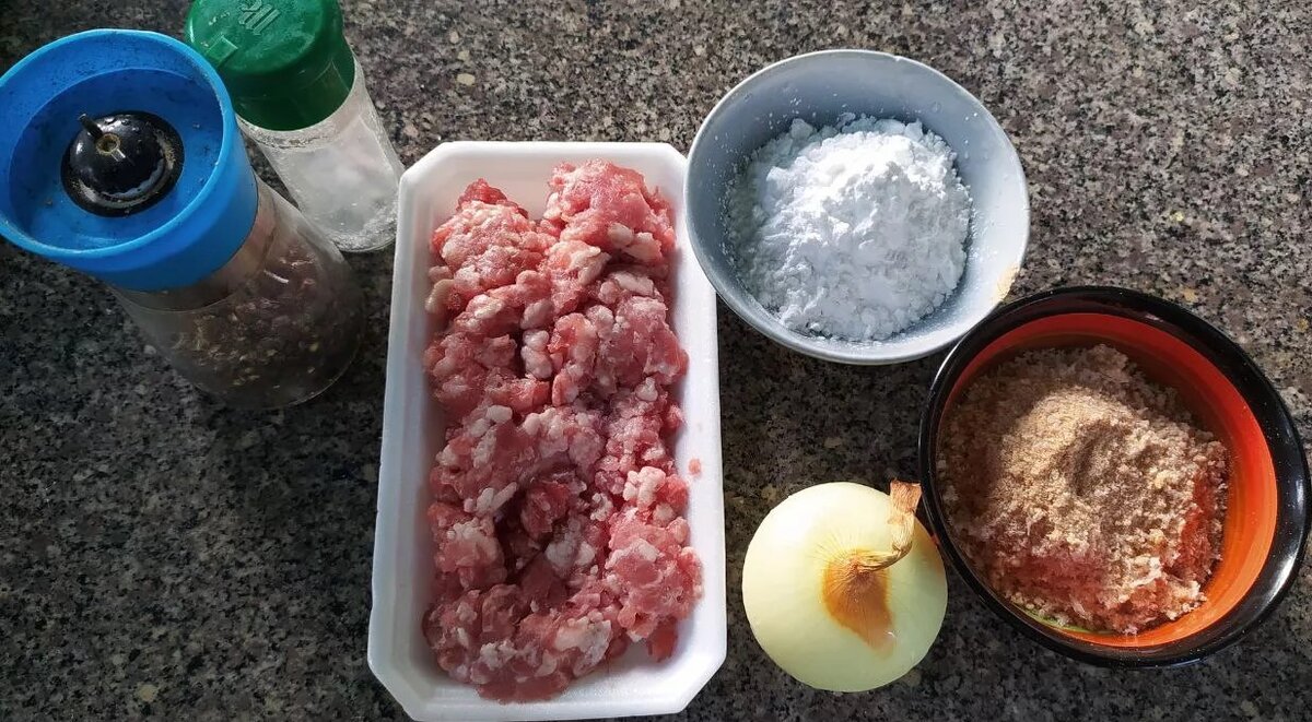 Подготавливаем и отмеряем все необходимые ингредиенты. Лук очищаем от шелухи. Сковороду разогреваем на среднем огне.