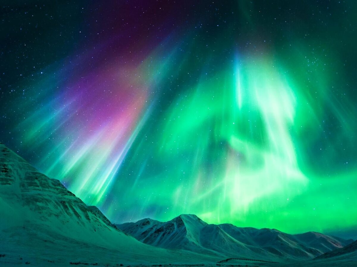 В Северных регионах, таких как Норвегия или Аляска, вы можете стать свидетелем волшебного представления - Северного Сияния. Танцующие зеленые и фиолетовые световые завесы создают неповторимое шоу в небесах.