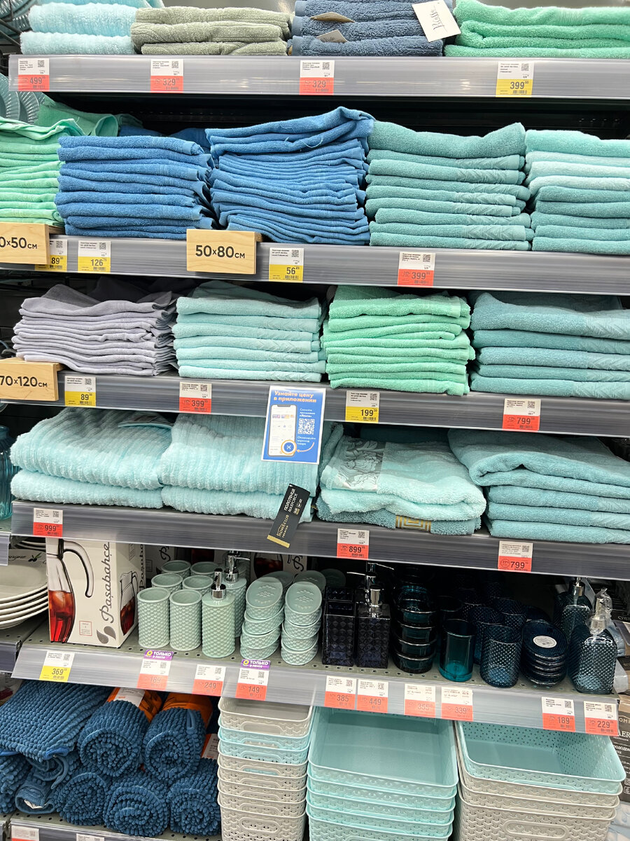 Покупать меньше вещей. Покупать меньше вещей. Женская одежда шоппинг. Девушка с кучей покупок. Мало одежды в гардеробе.