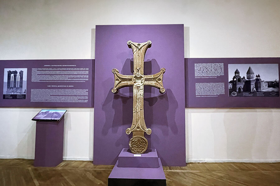 В Музее истории Армении хранится этот каменный крест из туфа VII века, родом из древних руин Двина. Изображение: Veidehi Gite