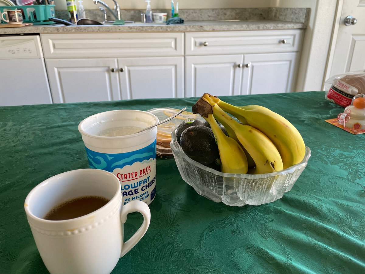 Мой завтрак и обед одновременно😂 Конечно не все бананы и авокадо для себя любимой, но один безвкусный бананчик проглочу