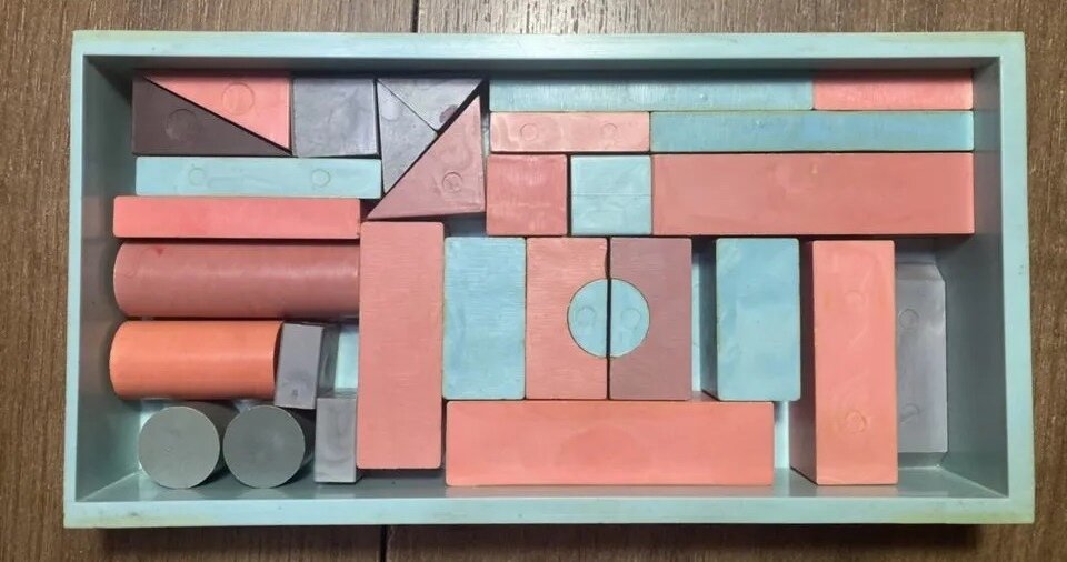 Абсолютно все детали у меня были другого цвета, но я рассказываю про форму.