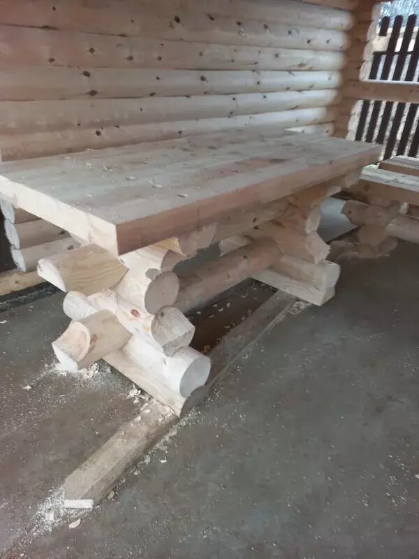 Столы с лавочками из бревна