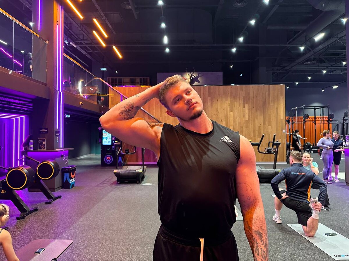 Фитнес-тренер Щеблицкий Дмитрий Анатольевич демонстрирует упражнение №1