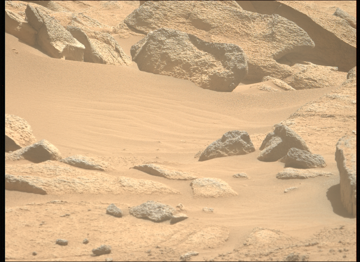 1027-13 Обратите внимание на фактуру поверхности этих камней. Можно предположить, что внутри эти камни достаточно однородны.