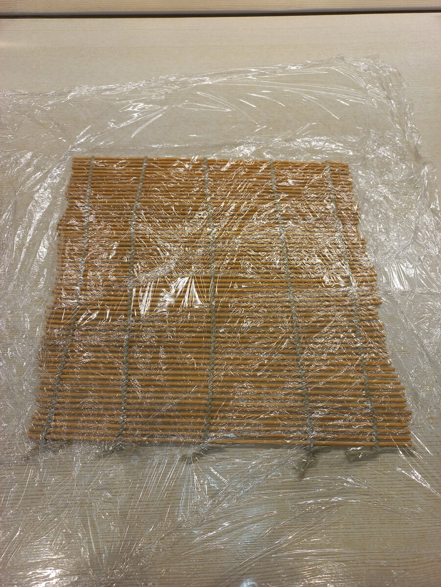 Подготавливаем коврик для сборки салата.