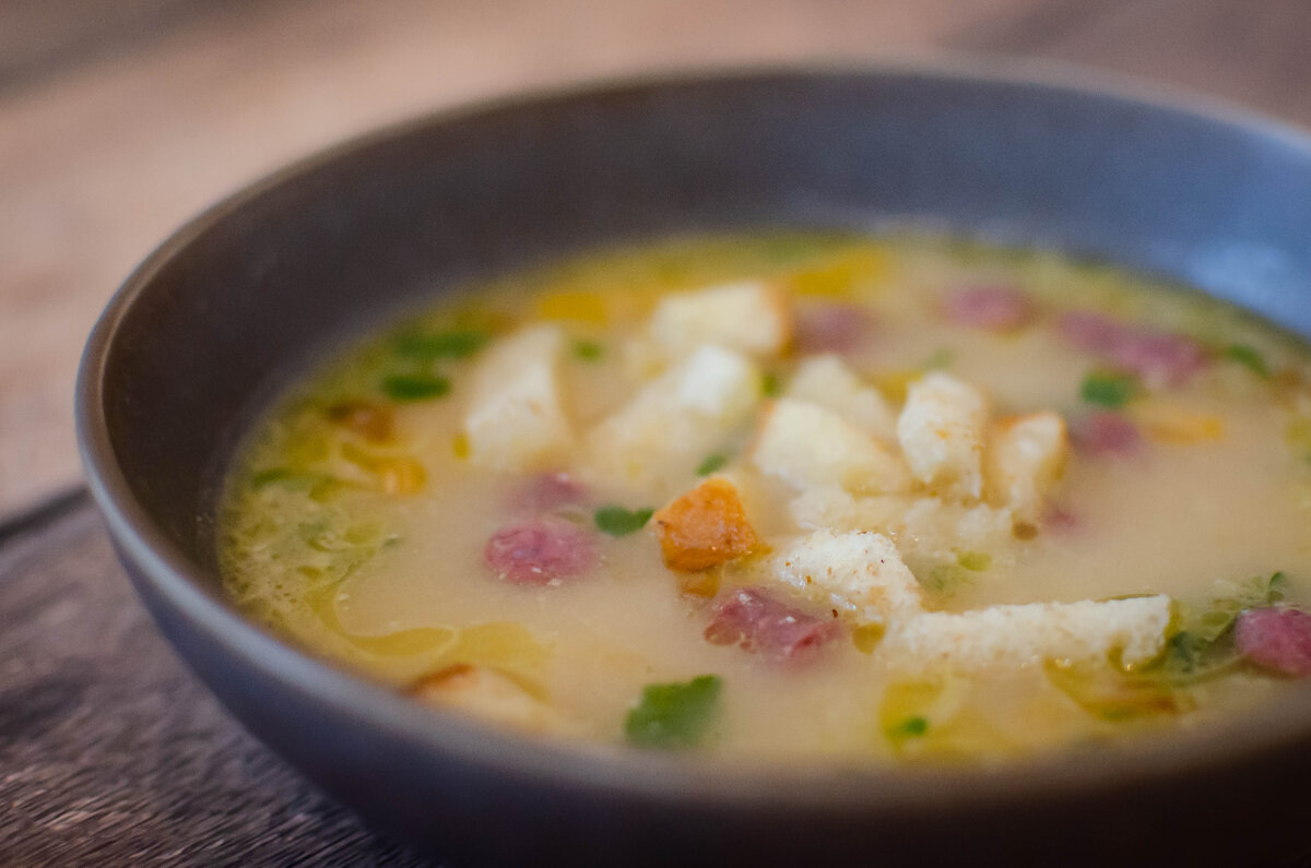 Сырный суп с копчеными колбасками