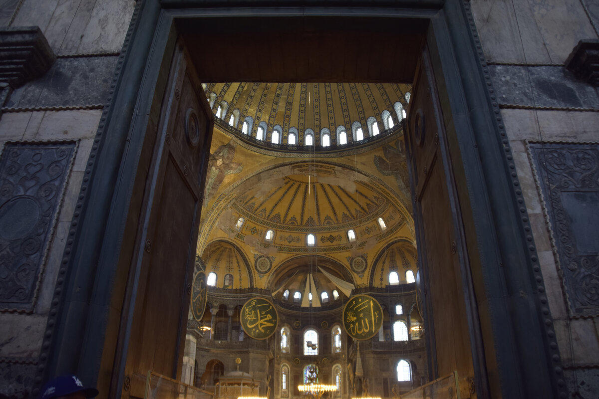 Этот вид, эти ворота, и этот вход мы теперь можем увидеть только на фотографиях