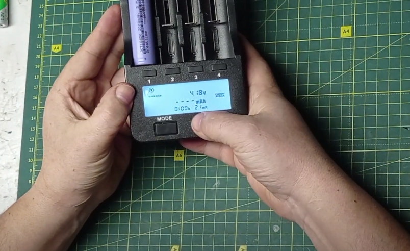 Можно ли заряжать аккумулятор в помещении. Зарядка аккумулятора. Можно ли заряжать аккумулятор в помещении. Зарядка севшего акб. Можно ли заряжать аккумулятор в помещении.