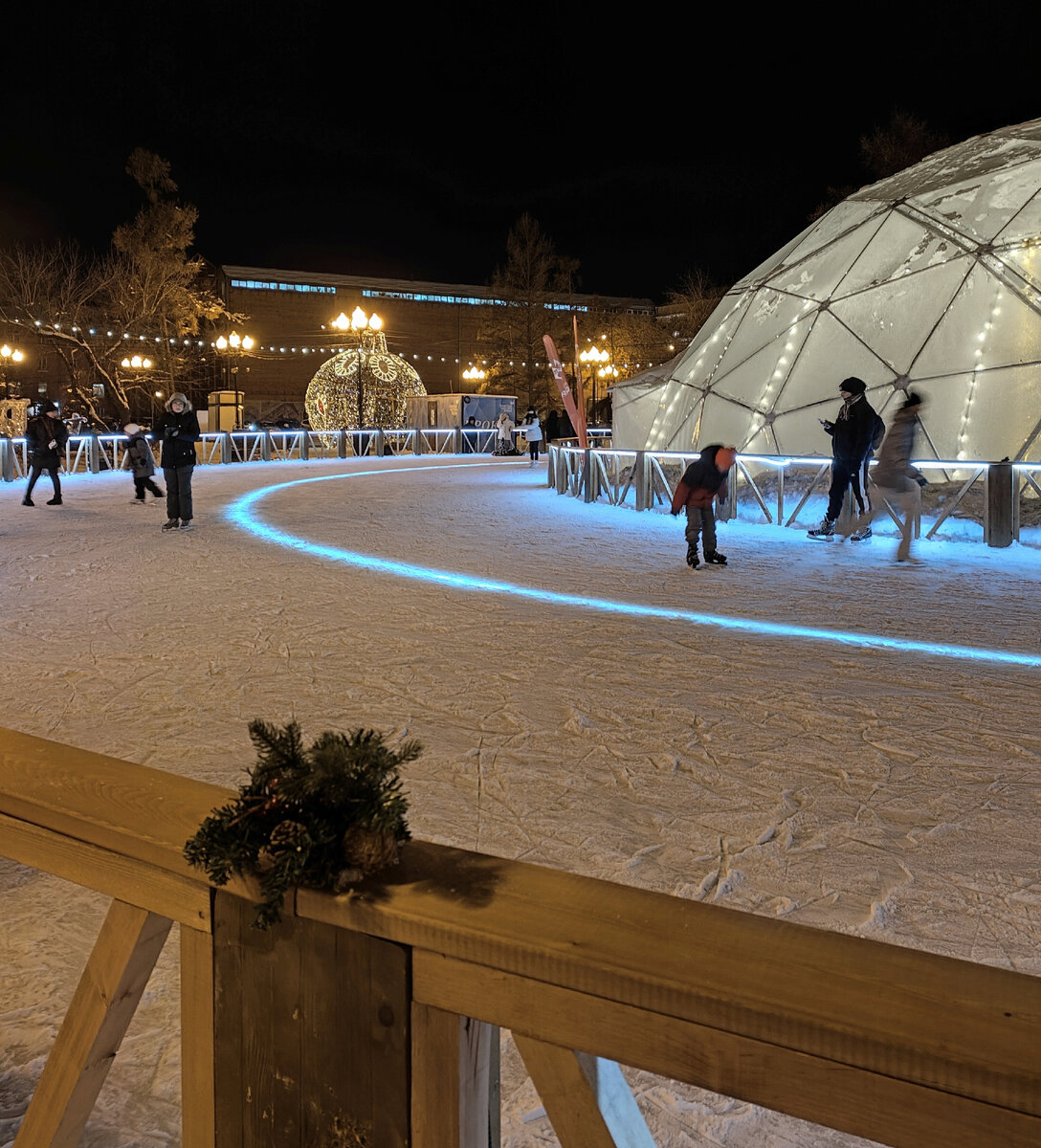 Вокруг радиоцентра устроен каток, вход бесплатный