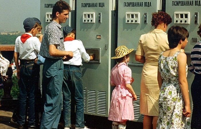 Автоматы с газированной водой можно было встретить практически везде / Фото lifely.ru