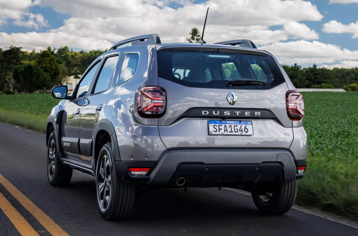 Renault неожиданно обновила кроссовер Duster второго поколения, который  выпускали и в России. У него 6 подушек безопасности в базе и беспроводная  зарядка для смартфона | iXBT.com | Дзен