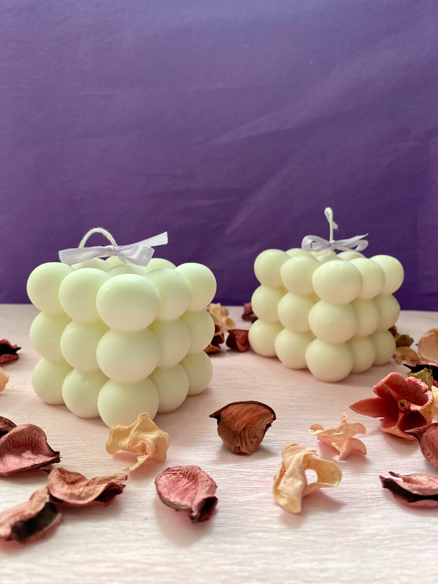 свеча-пузырек. вот такие я видела на ярмарке. Бум на эти свечи был 2 года назад 