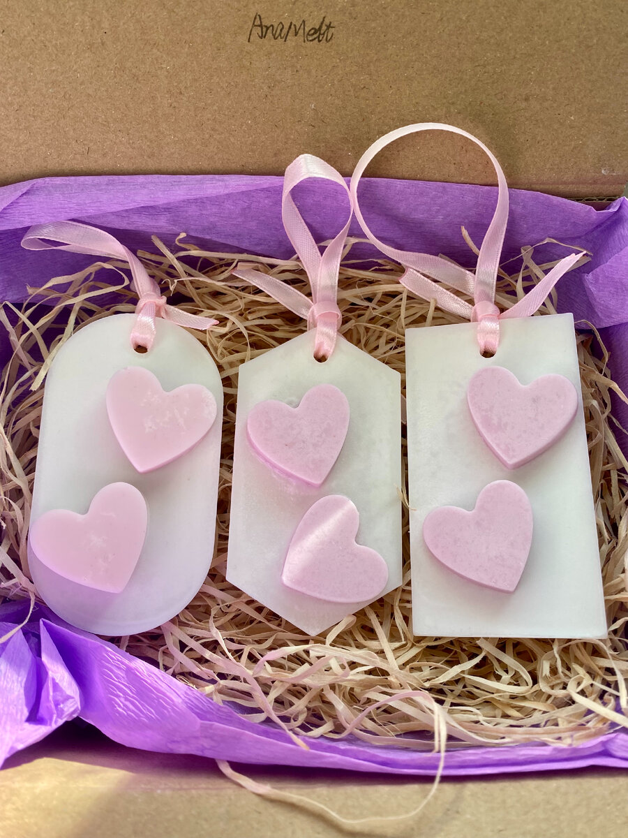 а у меня новое аромасаше ко дню святого Валентина. Пахнет детским орбитом :) 