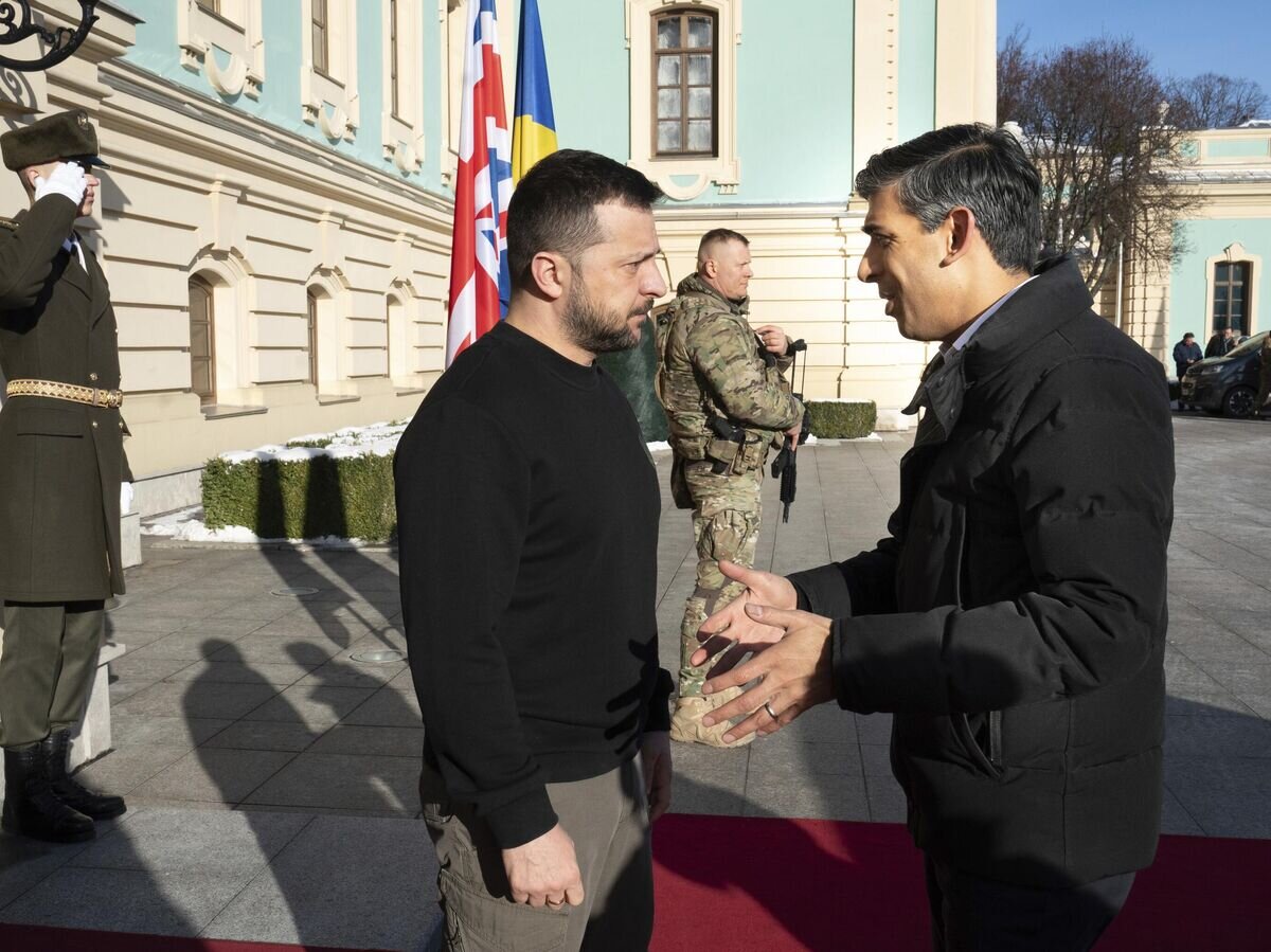    Президент Украины Владимир Зеленский и премьер-министр Великобритании Риши Сунак во время встречи в Киеве© AP Photo / Stefan Rousseau