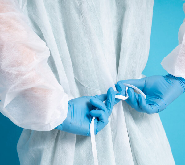 В медицинских учреждениях одноразовые пеньюары стали незаменимым аксессуаром