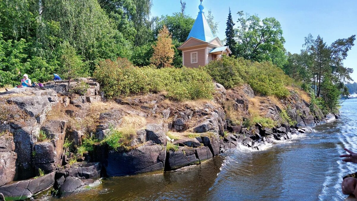 В прошлом веке Иоанн Кронштадтский сказал, что на любом камне Валаама можно служить литургию. Каждый уголок здесь «намолен», и даже человек, далёкий от церкви, почувствует это сразу. Фото: Игорь Балашов / Яндекс Карты