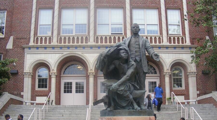    Средняя школа Кинга. Была названа в честь просветителя-афроамериканца Букера Т. Вашингтона Фото: Marylandstater, общественное достояние