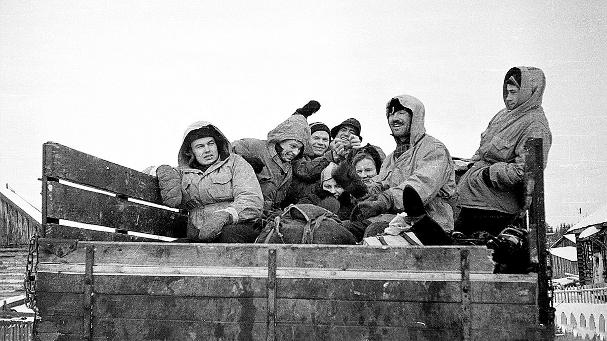 Посёлок Вижай. Группа Игоря Дятлова в кузове автомобиля.