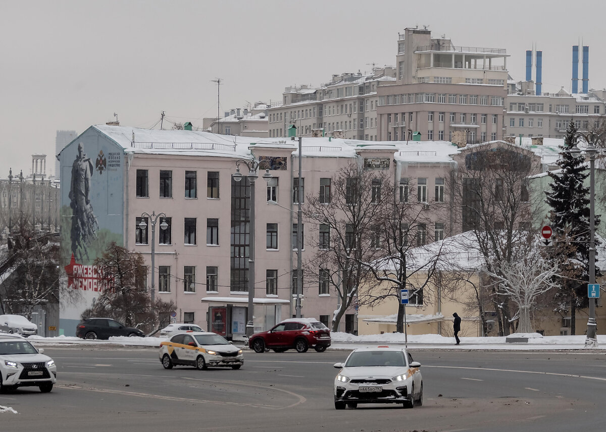 Это не тот Дом на Набережной. Тот Дом - на заднем плане.  